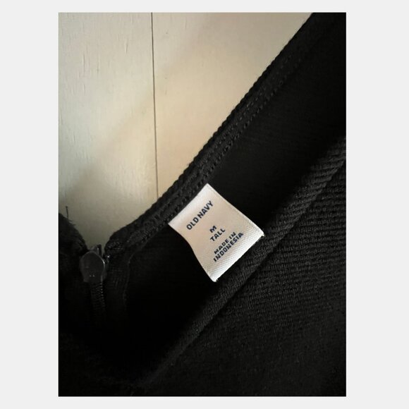 OLD NAVY - Sleeveless V-Neck Wide-Leg Jumpsuit - Picture 8 of 11